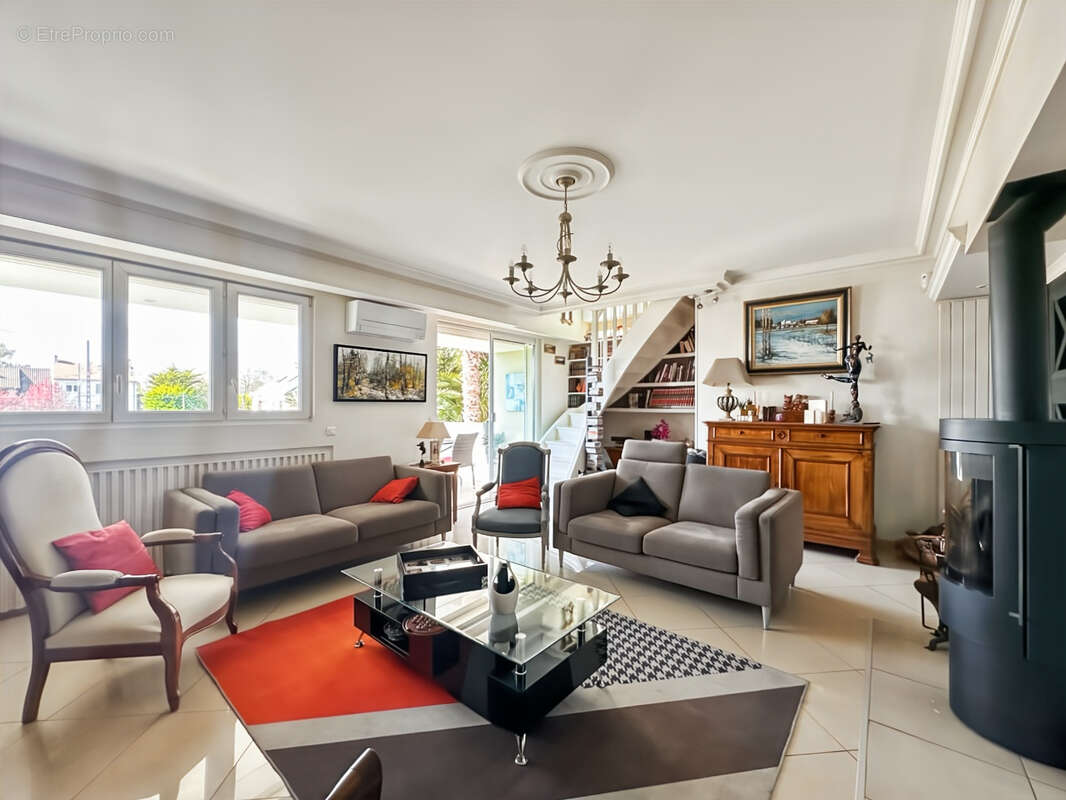 Maison à VERRIERES-LE-BUISSON