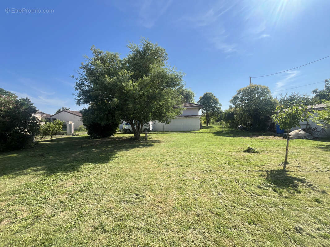 Terrain à AIGUILLON