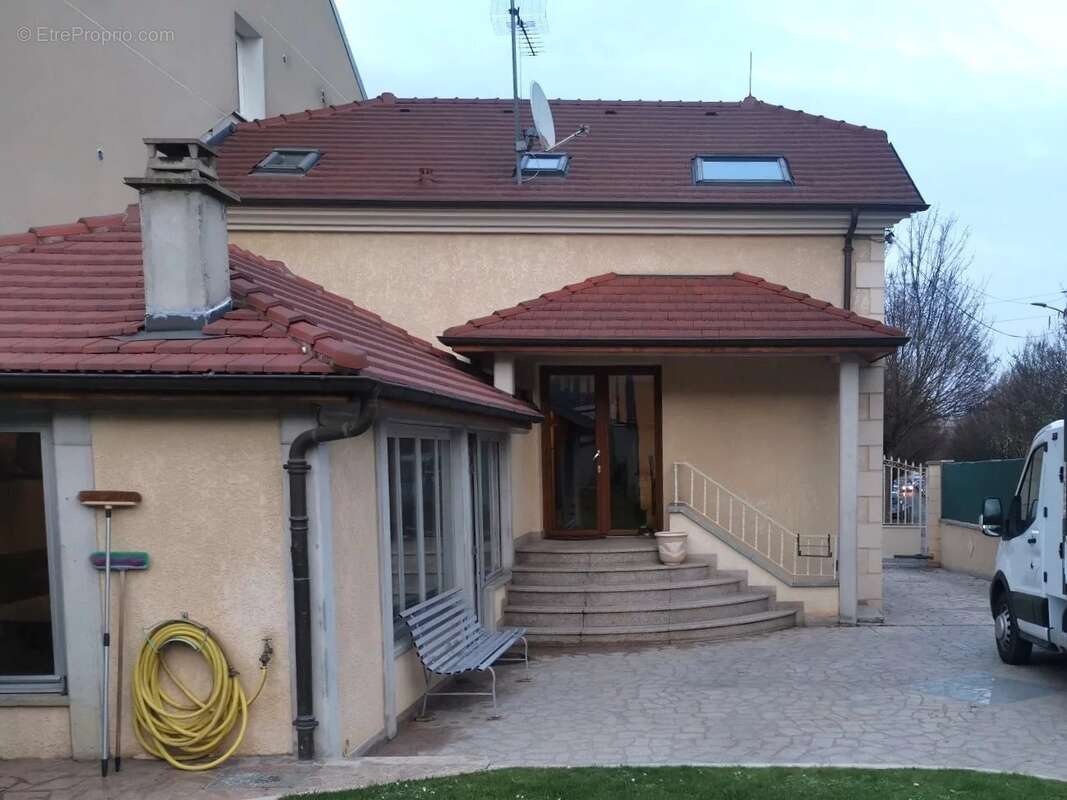 94400 vitry maison 7 pieces 170 m² sur un terrain de 422 m² et un jardin de 300 m² - photo 9