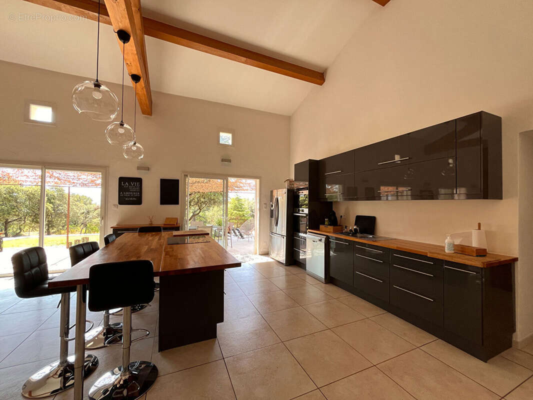 Maison Cabrieres D Avignon 7 pièce(s) 258 m2 - photo 2