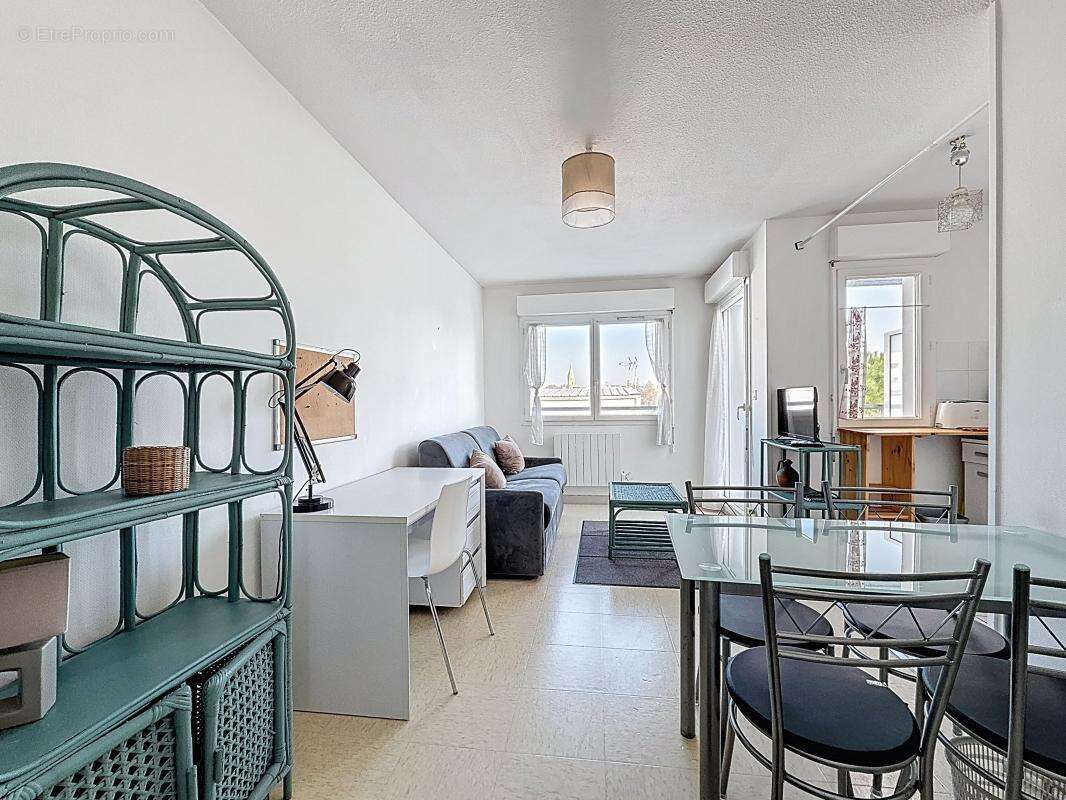 Appartement À Vendre - Studio lumineux avec balcon à deux pas du Vieux-Port et des universités - photo 4