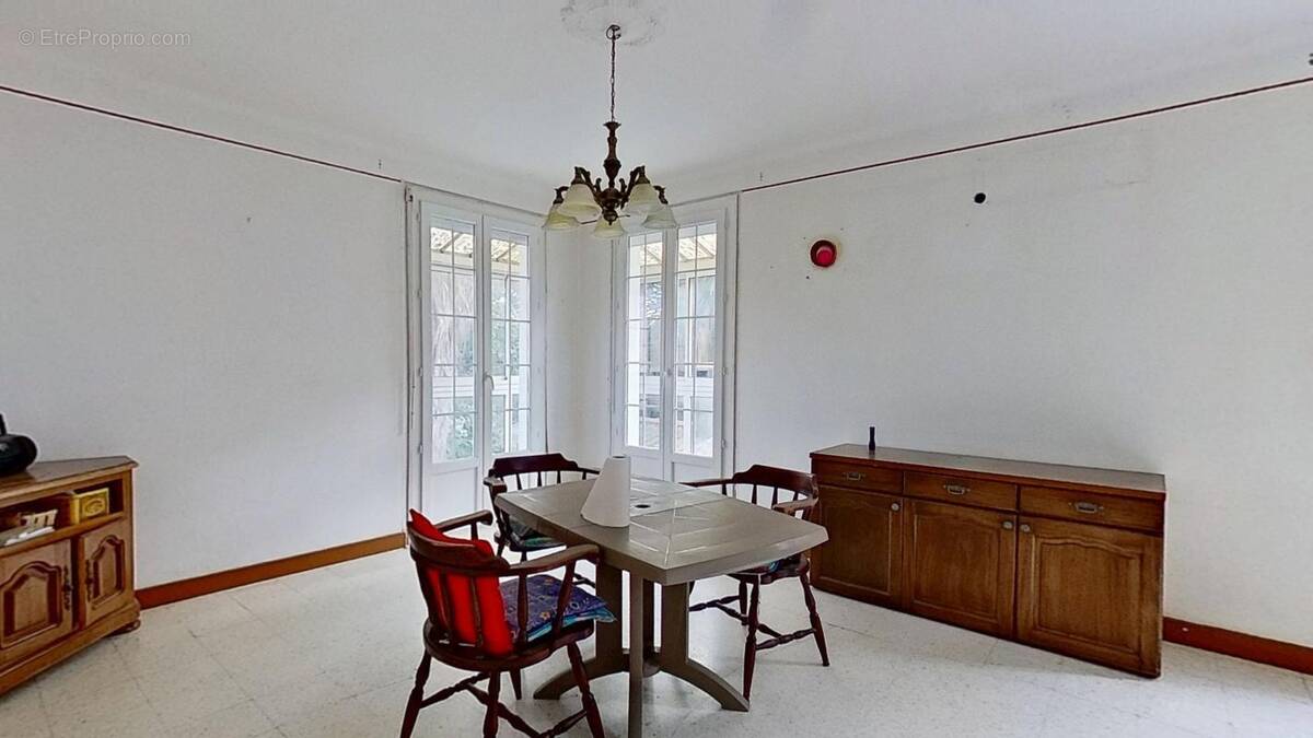 Maison à SAINT-LAURENT-DE-LA-SALANQUE