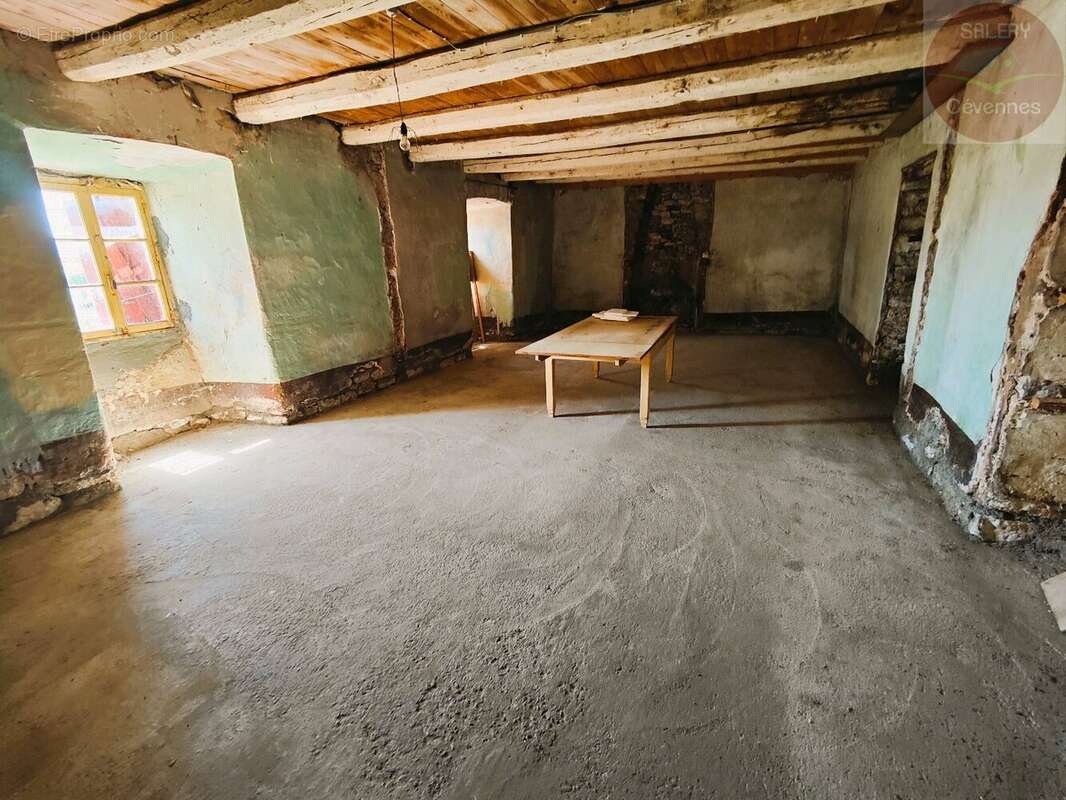 Ancienne ferme cévenole à rénover avec dépendances et terrain - photo 3