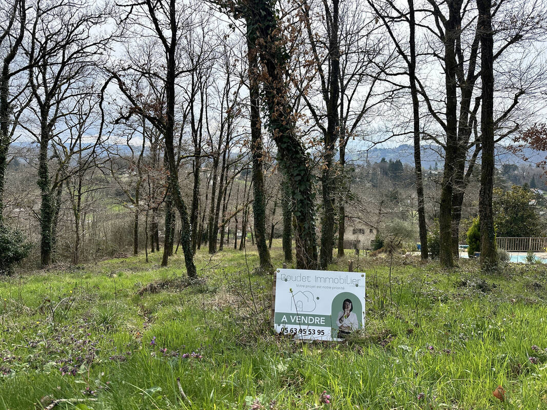 Terrain à LIVINHAC-LE-HAUT