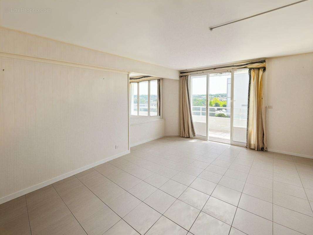 Appartement T3/T4 Orléans 71m²  Balcon & Vue 6e étage  Proche Tram & Commerces  Ravalement récent  Possibilité 3 chambres  Idéal - photo 3