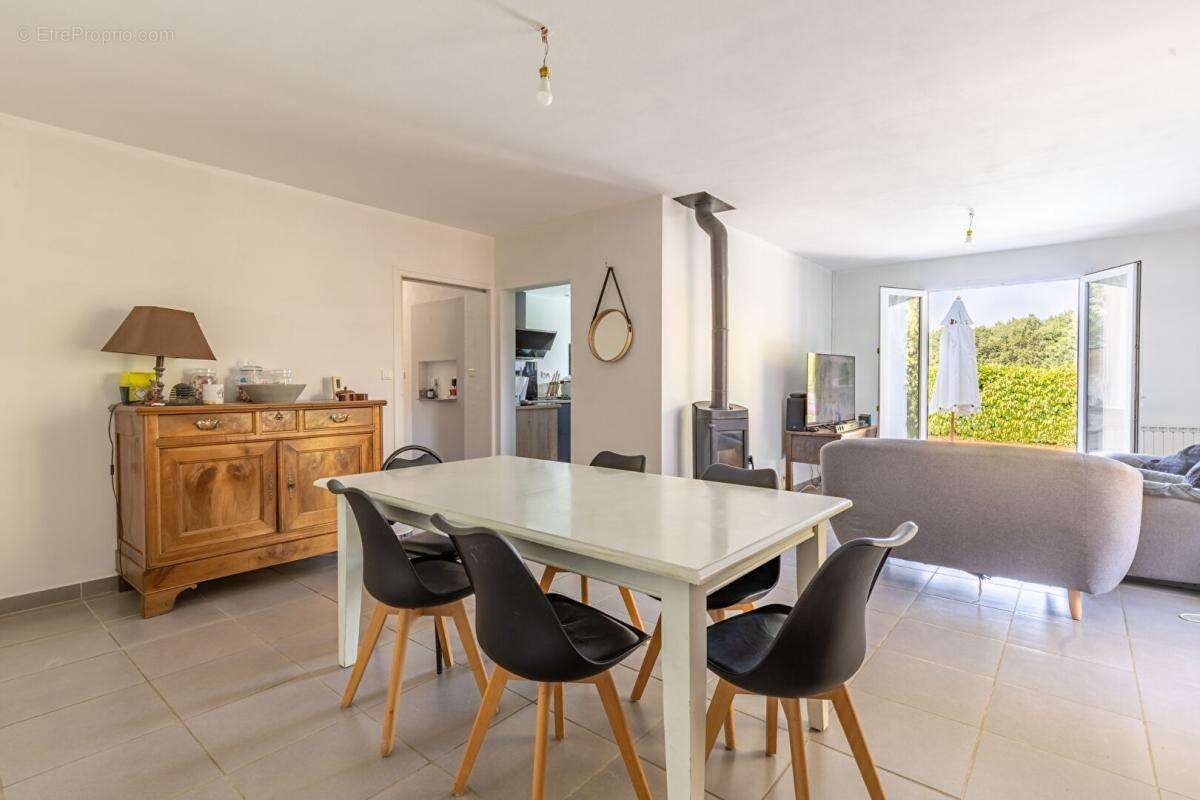 Maison Cugand 5 P . 4 Chs . 121.69 M² . T 1276 M² . Piscine avec abri . Garages . Terrasse - photo 7