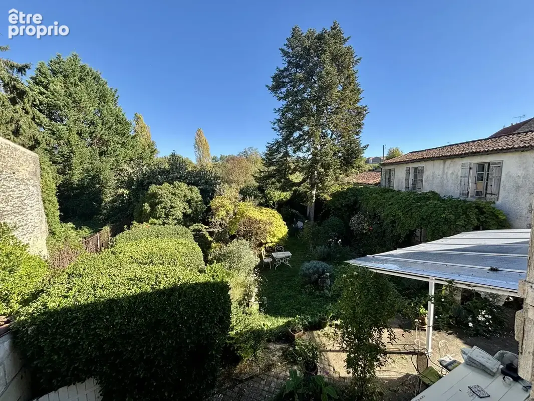 Maison de caractère avec dépendances et jardin - photo 3