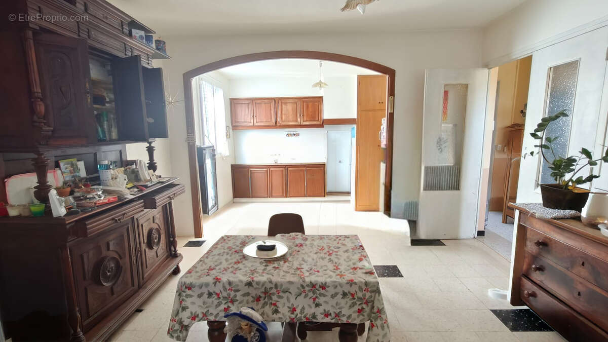 À seulement 3 km de Limoux, dans un village calme et recherché, découvrez cette maison de 130 m2 habitables of - photo 5