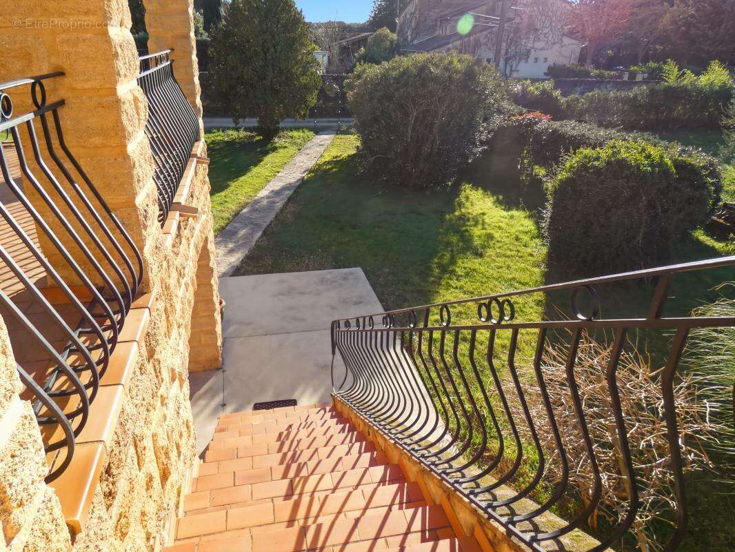 Volumes Généreux et Sérénité aux Portes de la Ville : 267m2 sur terrain de 1785 m2, idéale famille et activité professionnelle - photo 5