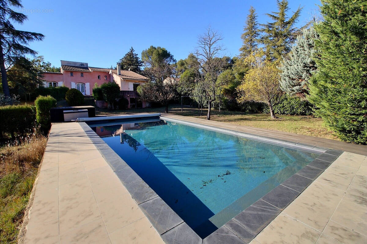 Maison à SAINT-CLEMENT-DE-RIVIERE