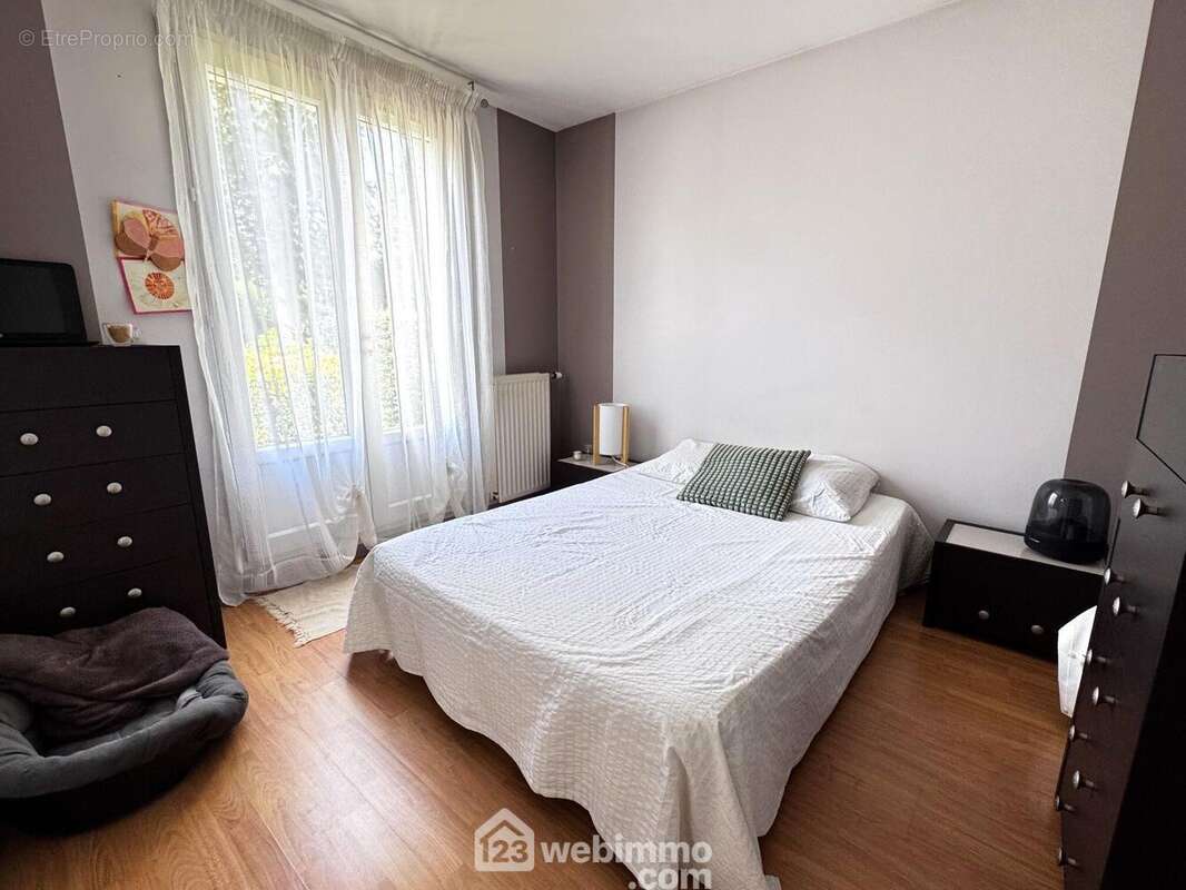 Dirigeons nous vers l'espace nuit, avec la première chambre...