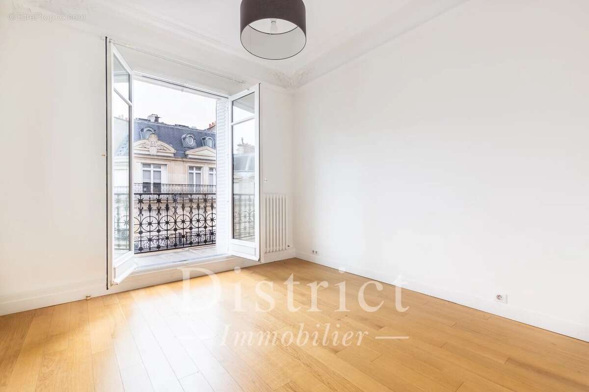 Appartement à PARIS-8E