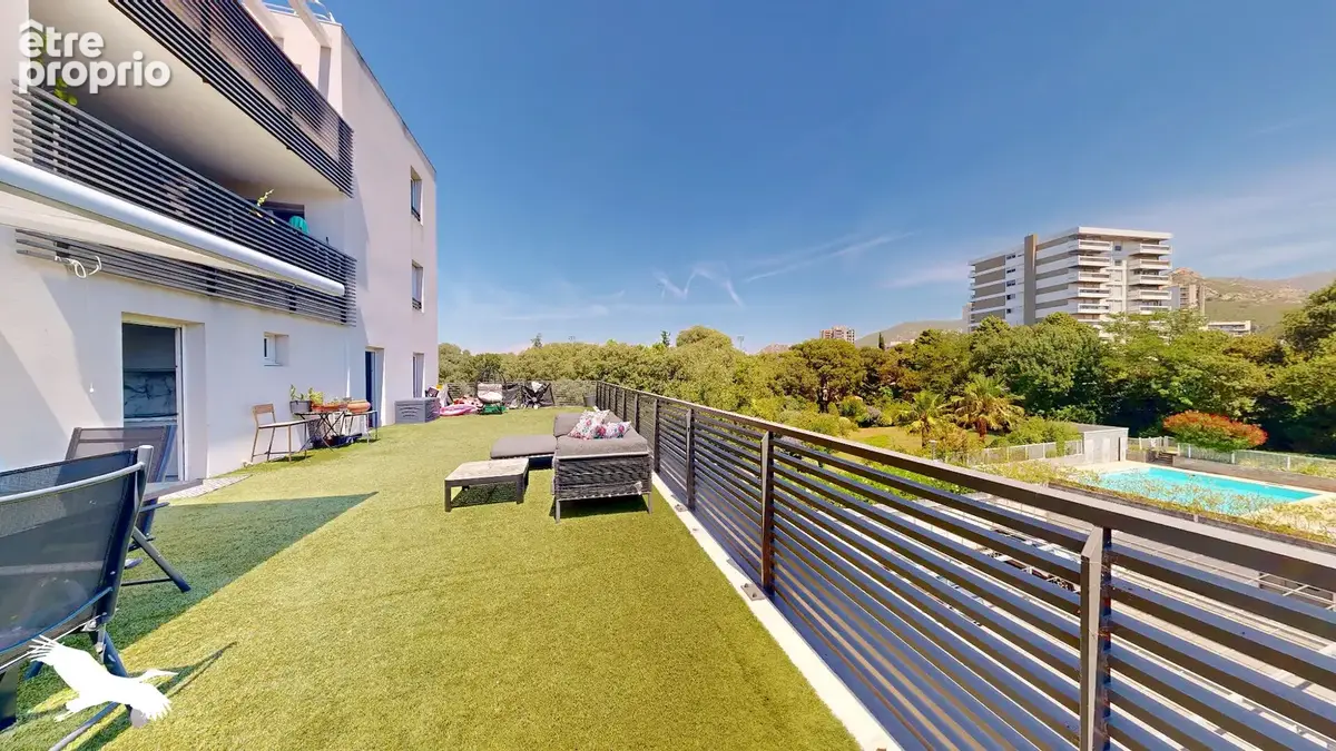 A VENDRE - Marseille 13010, Secteur St Tronc - Appartement 4/5 pièces de 100m² avec terrasse plein ciel de 86m², place de parkin - photo 2