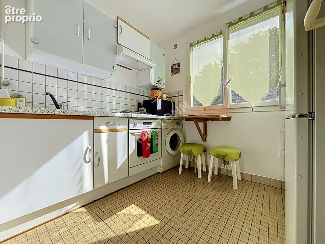 Montreuil, rue rochebrune, 10min du metro, au calme sur jardin, dernier etage, beau 2 pieces traversant avec une cave. - photo 2