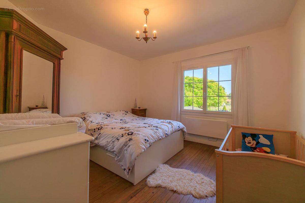 Maison à SAINT-MEDARD-DE-GUIZIERES