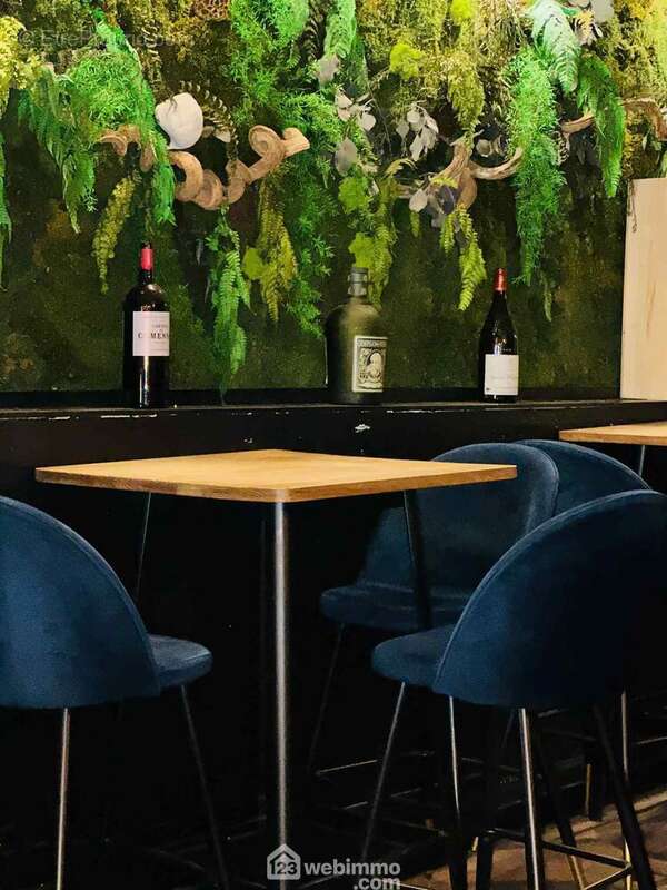 Couloir aménagé avec des tables, offrant des espaces supplémentaires pour accueillir la clientèle - Commerce à SAINT-QUENTIN