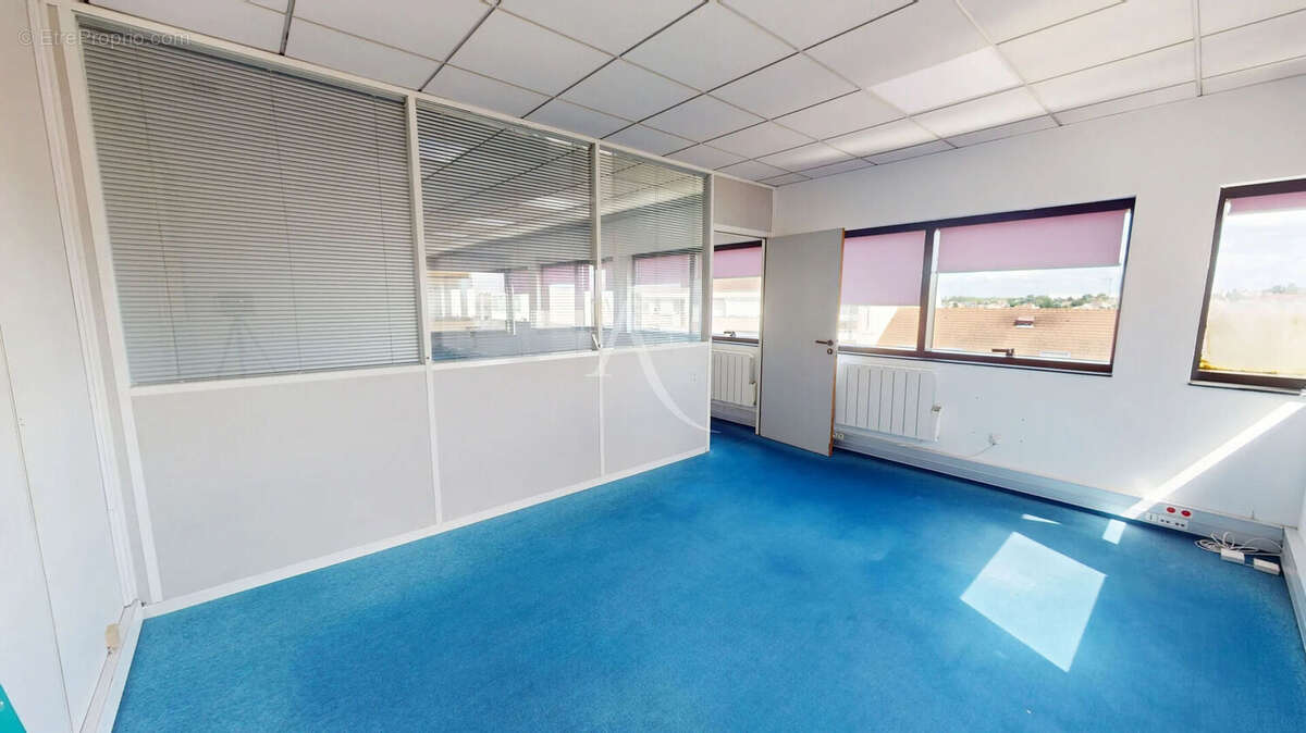 Local commercial CHILLY-MAZARIN 66.51 m² - photo 3
