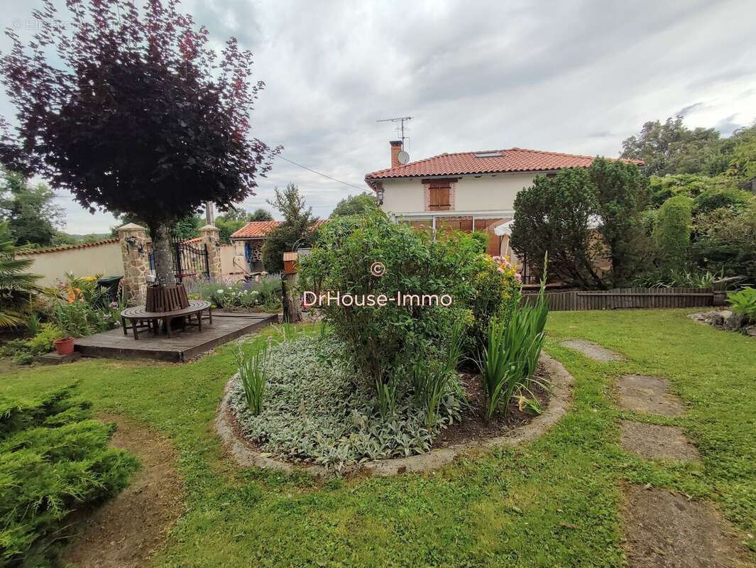 Maison 132 m² à Oradour-Fanais  - photo 2