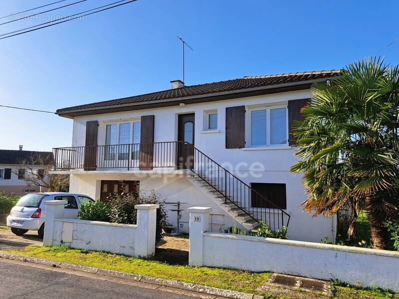 Maison à ROCHES-PREMARIE-ANDILLE