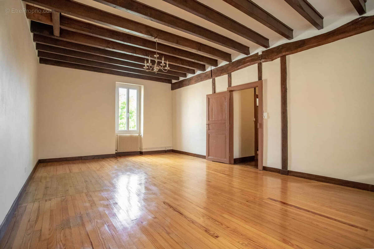 Country property with numerous outbuildings - photo 6