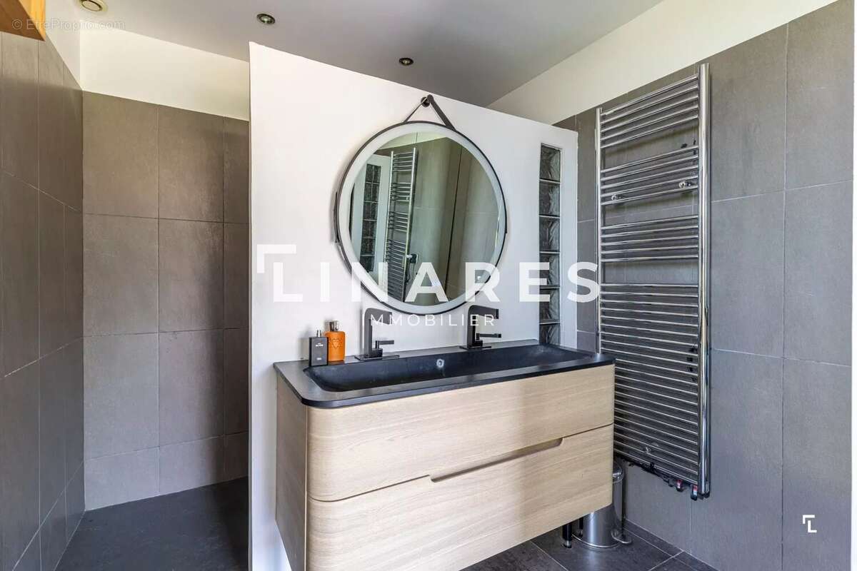 VILLA TOPAZE - Maison T7 de 206 m² - Dépendance - Piscine Terrain 1300m2 - 83240 Cavalaire - photo 18