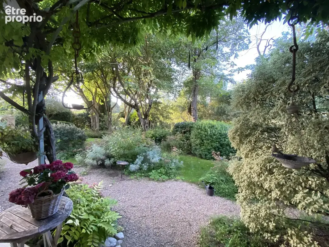 Dans un Domaine fortifiée médiéval, maison en pierres avec 249m2 habitables avec jardin privatif et paysagé - photo 5