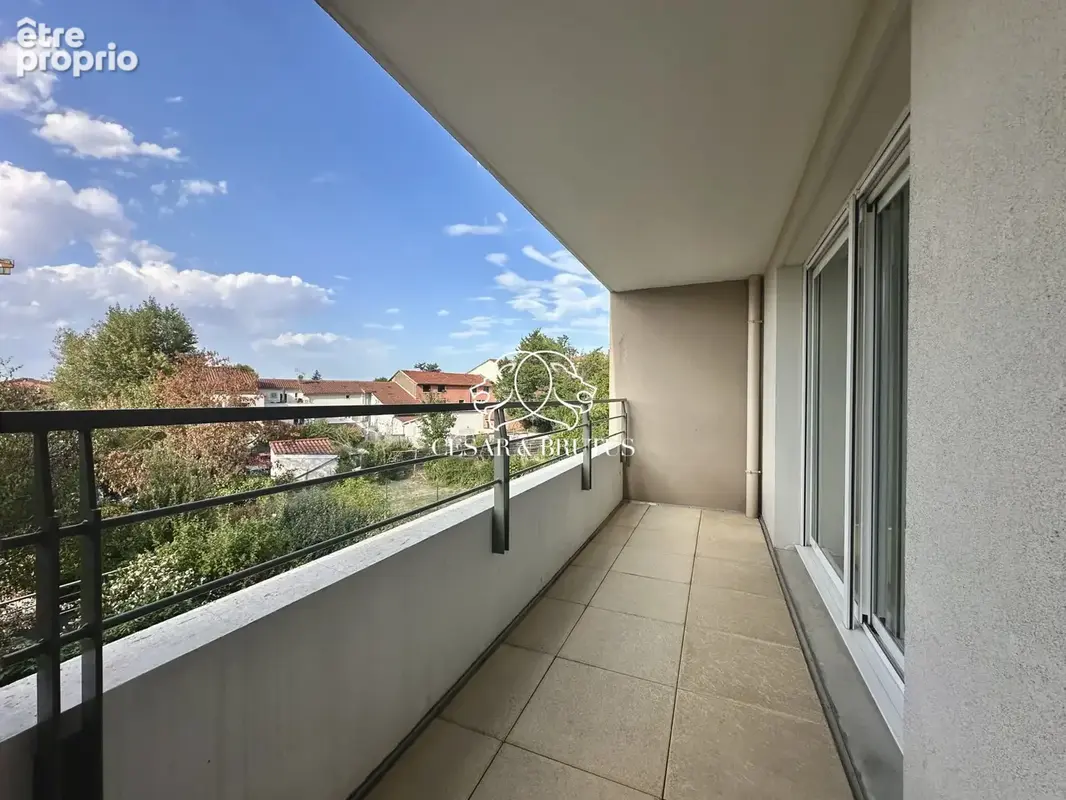 Appartement à LA TOUR-DE-SALVAGNY