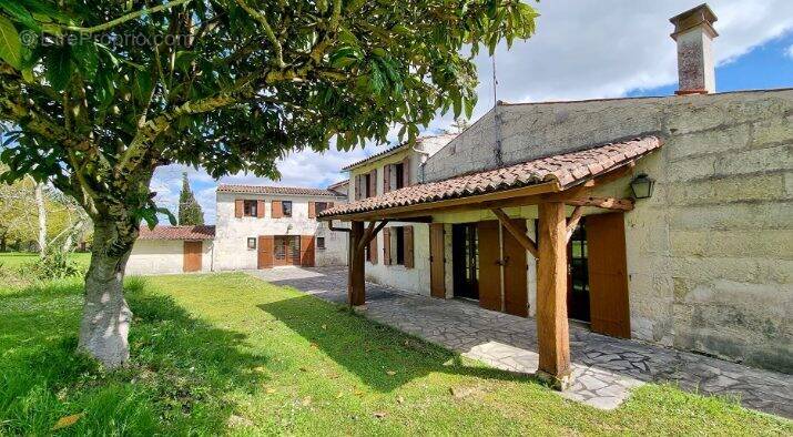 Maison à SAINTES