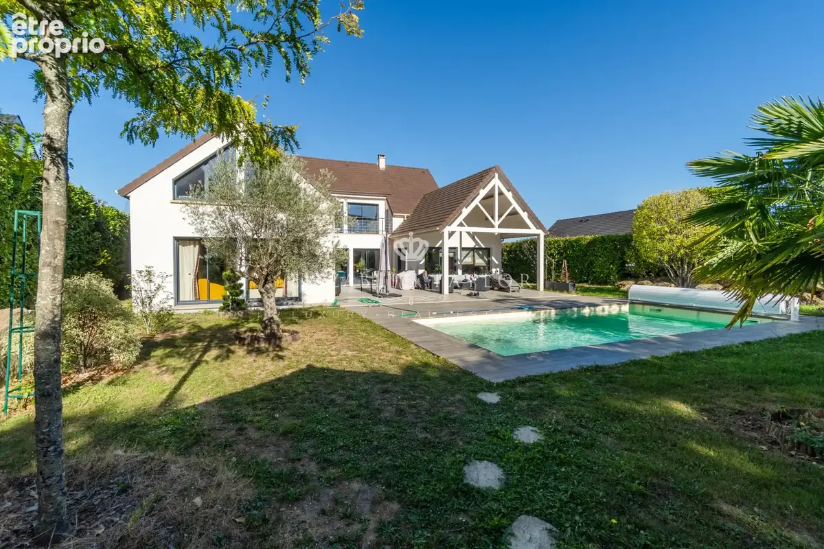 Maison contemporaine familiale de 240 m2 avec piscine sur terrain de 1 340 m2 - photo 3
