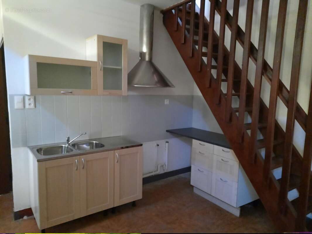 Immeuble en pierres, deux appartements de type 3, deux garages - photo 5