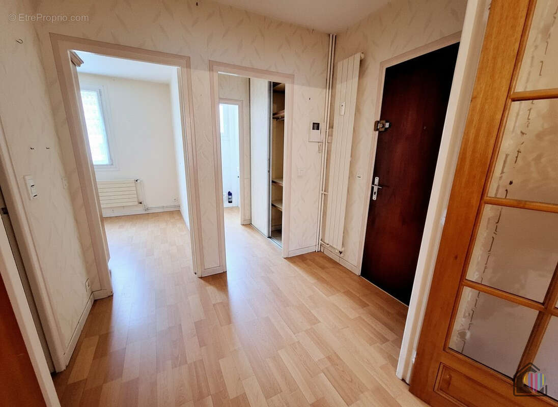 Entrée relookée avec un parquet - Appartement à FECAMP