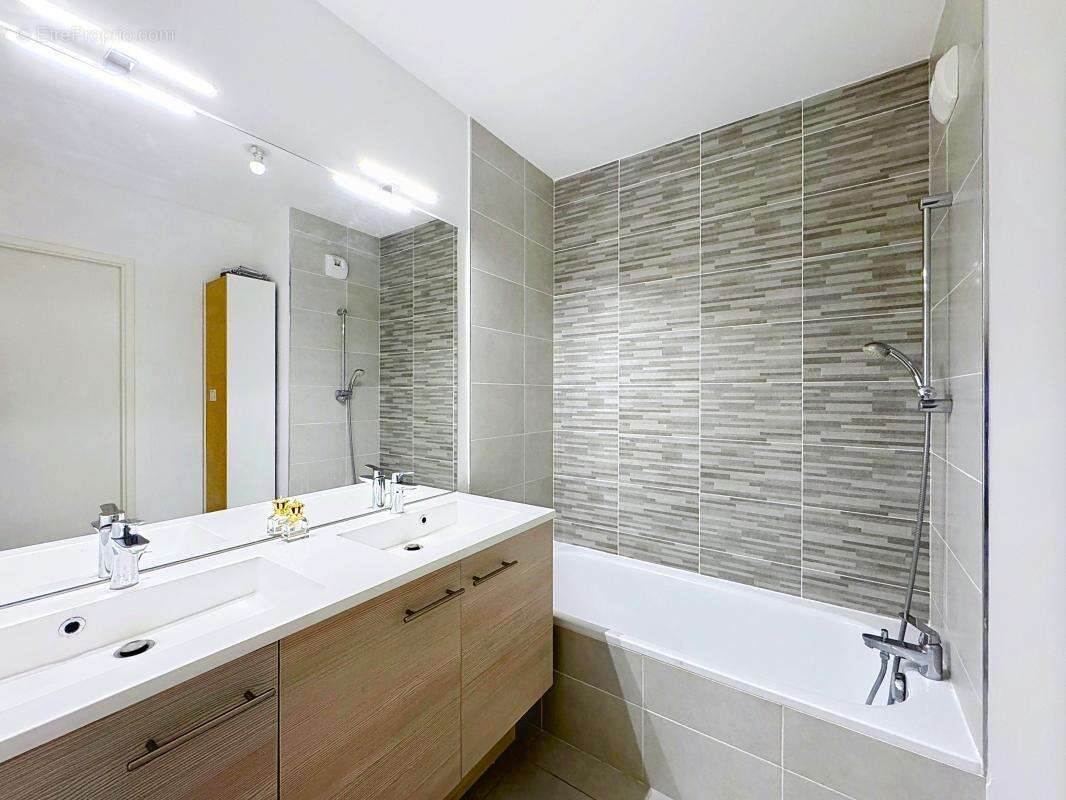 Appartement à SAINT-LAURENT-DU-VAR