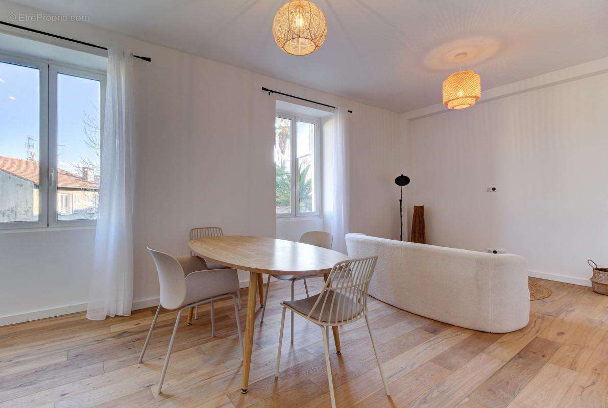 Appartement à SAINT-LAURENT-DU-VAR