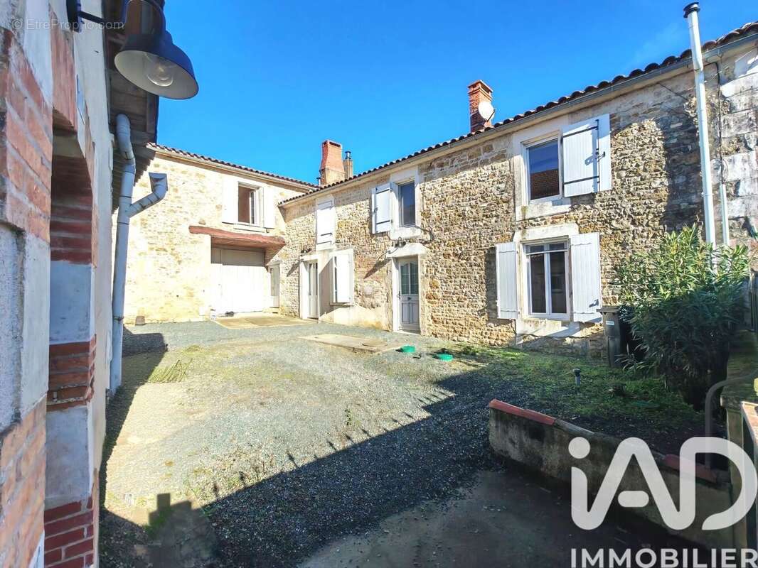 Maison 162 m² à Saint-Martin-Lars-En-Sainte-Hermine  - photo 2