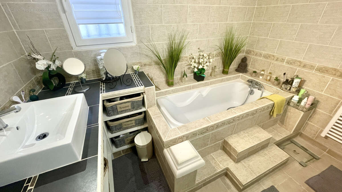 Maison à SAINT-LAURENT-DE-CARNOLS