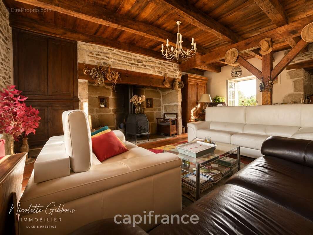 Jolie maison en pierres avec petites dépendances - photo 4