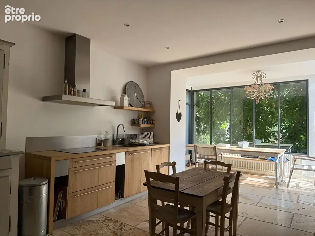 Maison de 215 m² aux prestations soignées rénovée en 2011 avec piscine chauffée entourée de verdure - photo 7