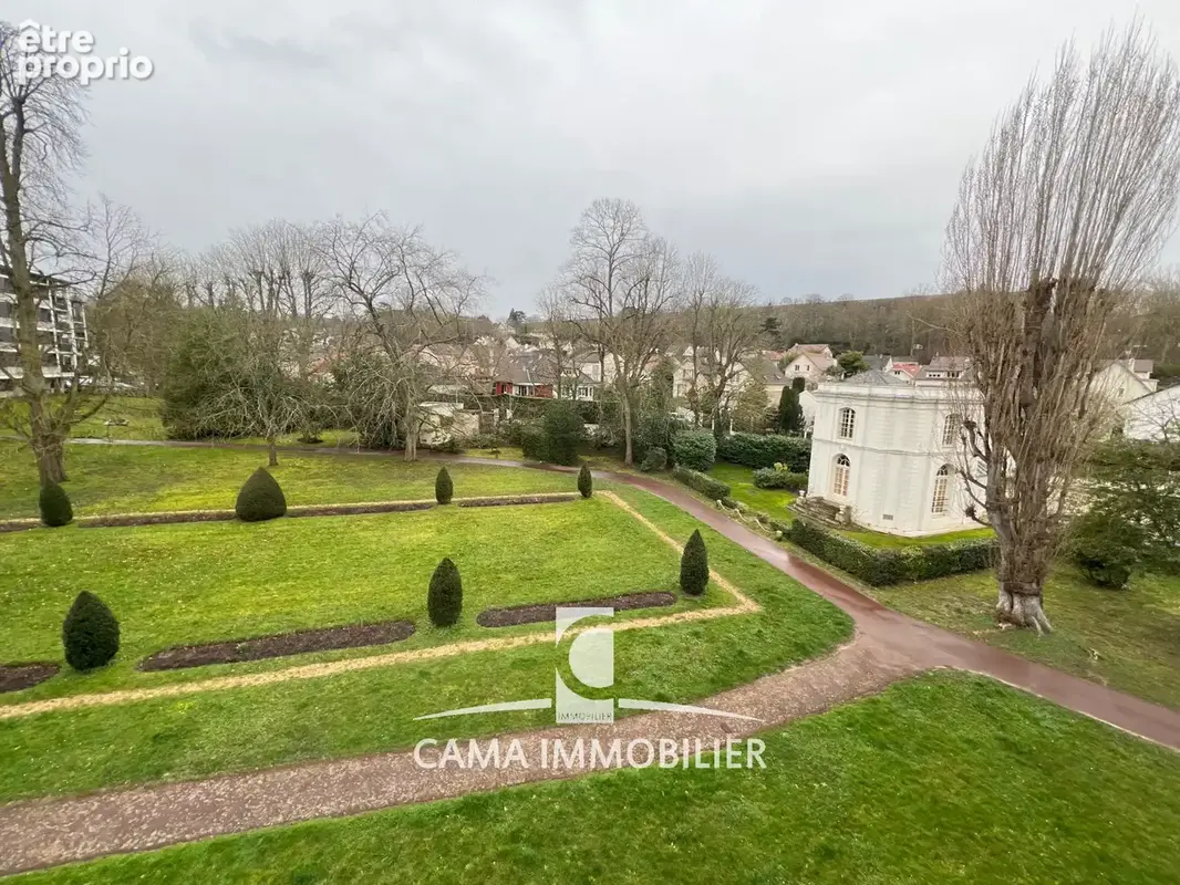 Bel appartement de 69m2, deux chambres, au dernier étage, à deux pas des écoles et 10mn à pied de la gare. - photo 1