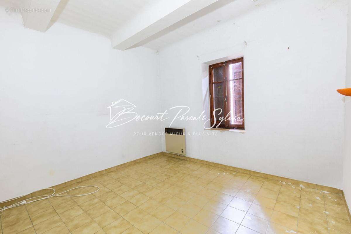 BAISSE DE PRIX - Immeuble de rapport  de 313 m2 avec commerce à Apt (84) - photo 11