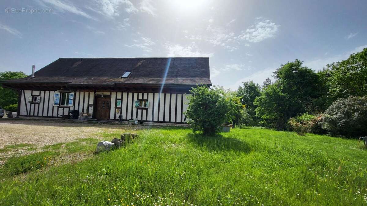 24410 Maison  atypique  sur 2 niveaux entre Riberac  et Saint Aulaye parcelle de  4ha et un étang - photo 3
