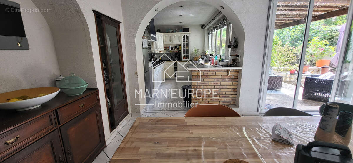 Maison familiale de caractère   208,20 m2 habitables avec jardin et dépendance - photo 5