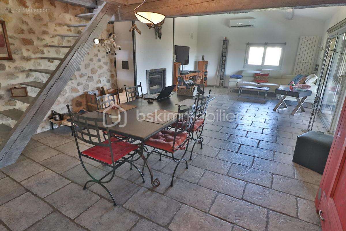 Maison plain-pied de 106m² sur 780m² de terrain avec 3 chambres, garage et piscine - photo 17