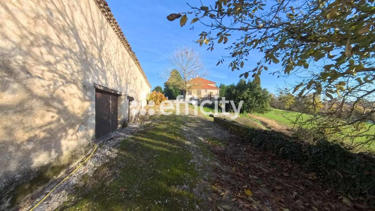 Maison à SAINT-PASTOUR