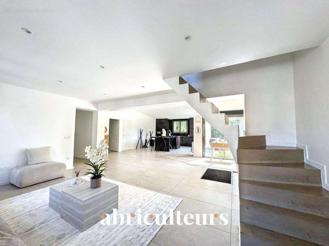 Maison familiale indépendante de 116 m² – 5 pièces – en vente à Plessis-Bouchard (95130) - photo 1