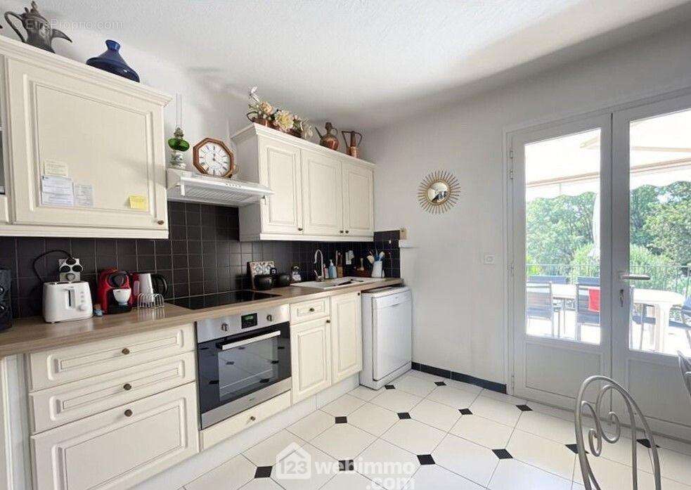 Cuisine à moderniser pour révéler tout le potentiel de la villa. - Maison à FREJUS