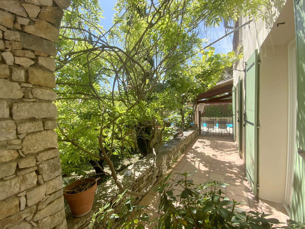 Villa méridionale avec terrain et piscine. - photo 8