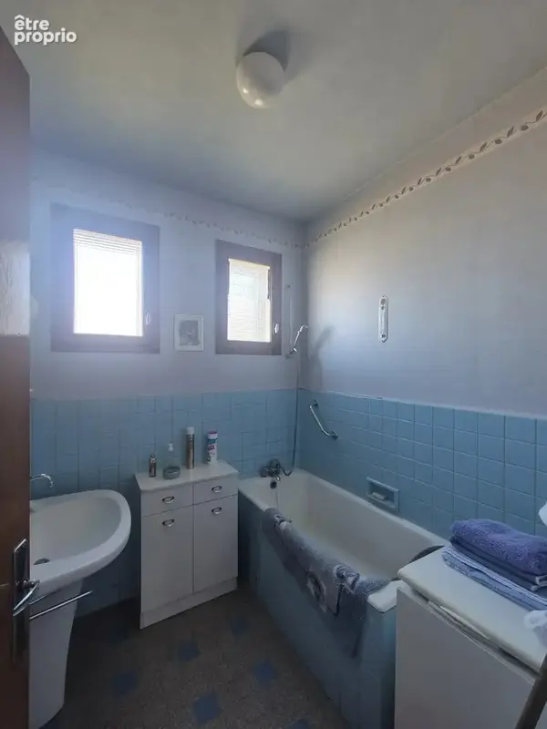 Maison d'habitation sur deux niveaux avec garages - photo 8