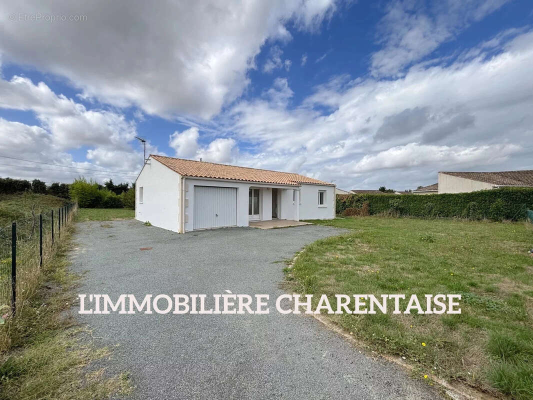 Maison à CORME-ROYAL