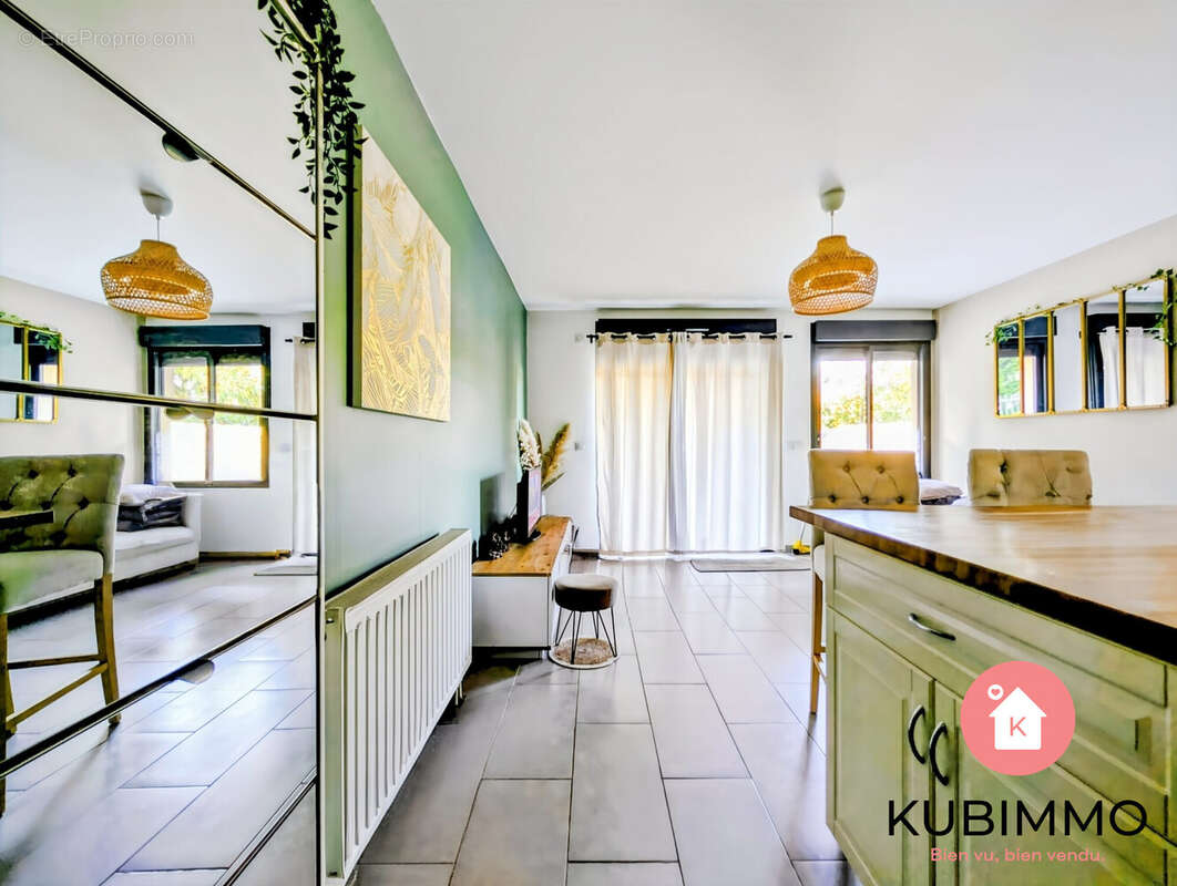 Appartement à VAUJOURS