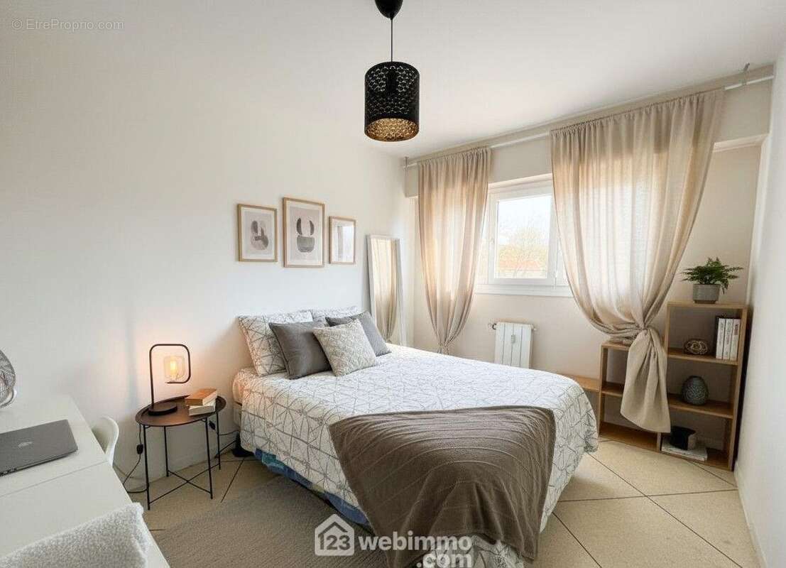 Chambre principale confortable avec dressing et salle de douche attenante offrant un espace nuit fonctionnel et agréable. - Appartement à SAINTE-MAXIME